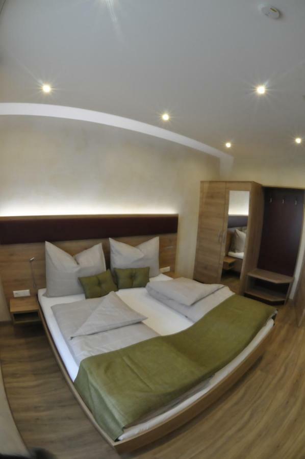 Hotel - Garni Mittelpunkt-Europa Gmbh Braunau am Inn Esterno foto