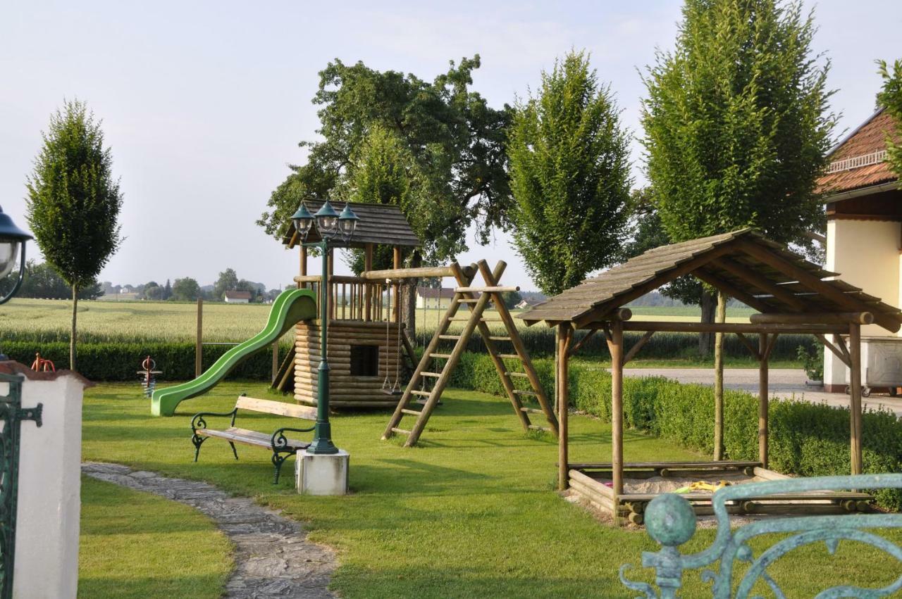Hotel - Garni Mittelpunkt-Europa Gmbh Braunau am Inn Esterno foto